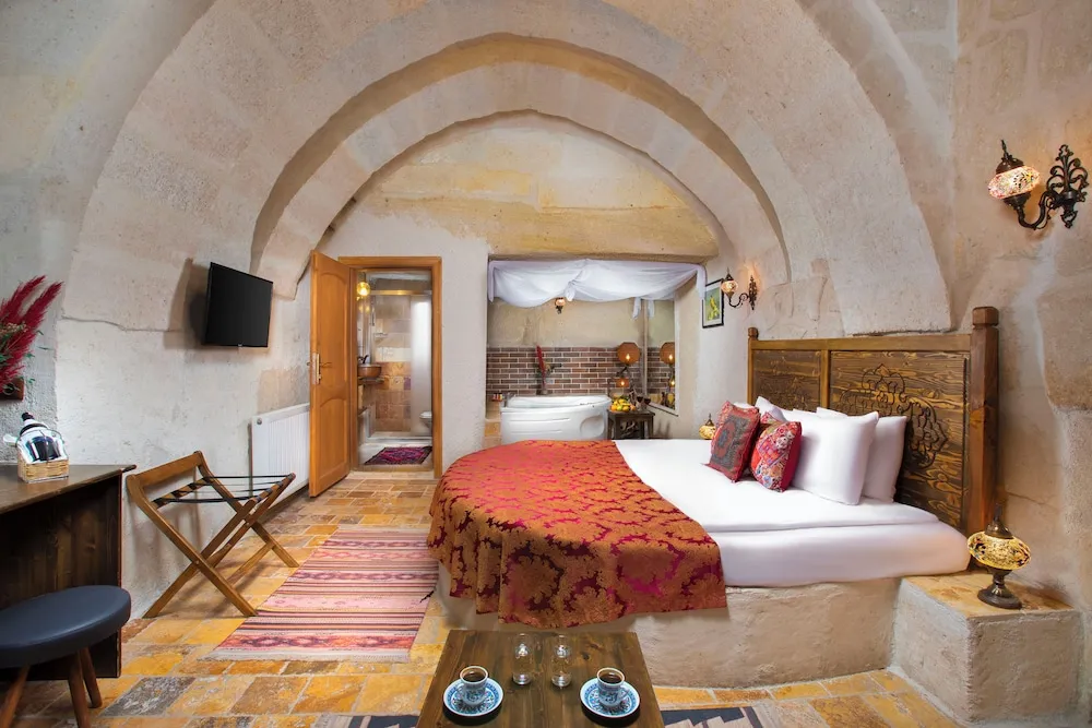 Deluxe Cave Suite with Jacuzzi