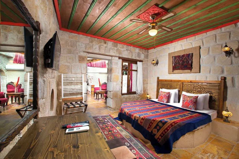 Deluxe Suite with Jacuzzi and Fireplace