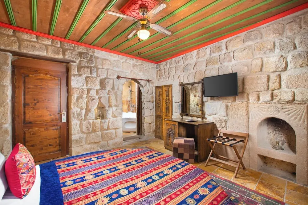 Deluxe Suite with Jacuzzi and Fireplace