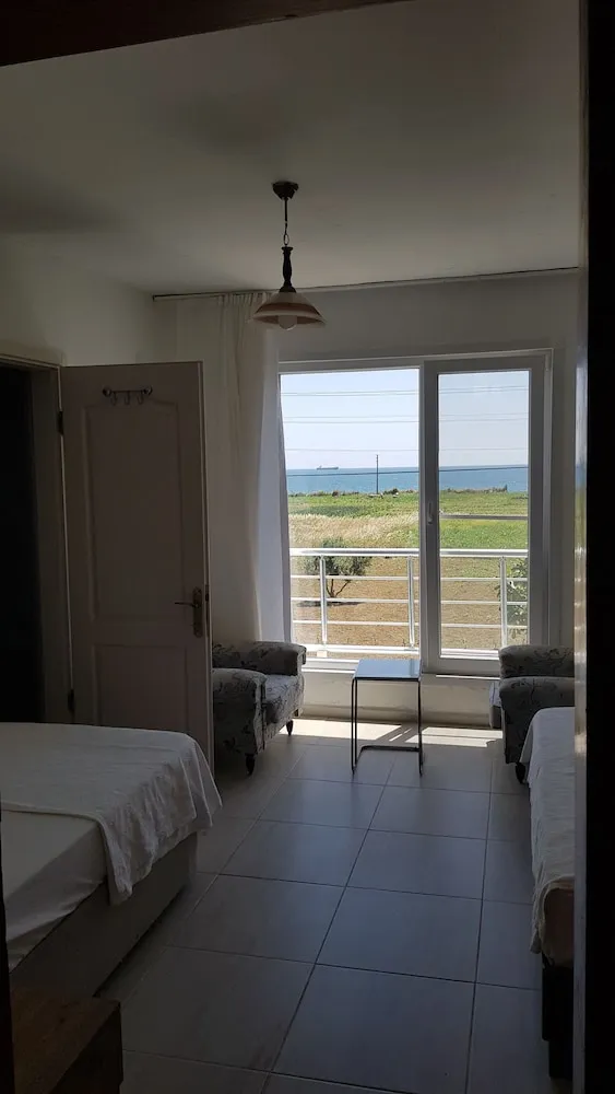 Üç Kişilik Oda, Deniz Manzaralı