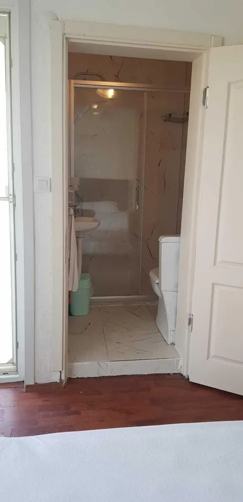 Üç Kişilik Oda, Deniz Manzaralı