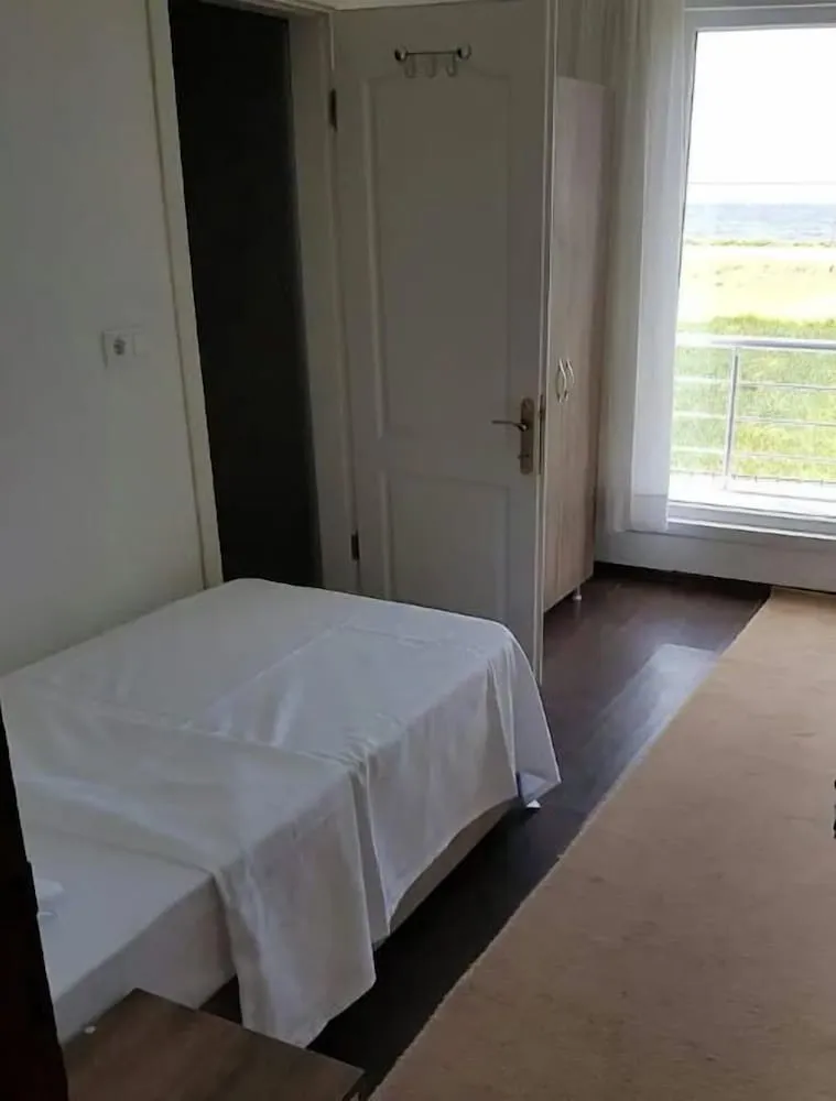 Üç Kişilik Oda, Deniz Manzaralı