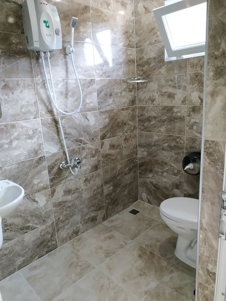 Basic Üç Kişilik Oda, Ortak Banyo