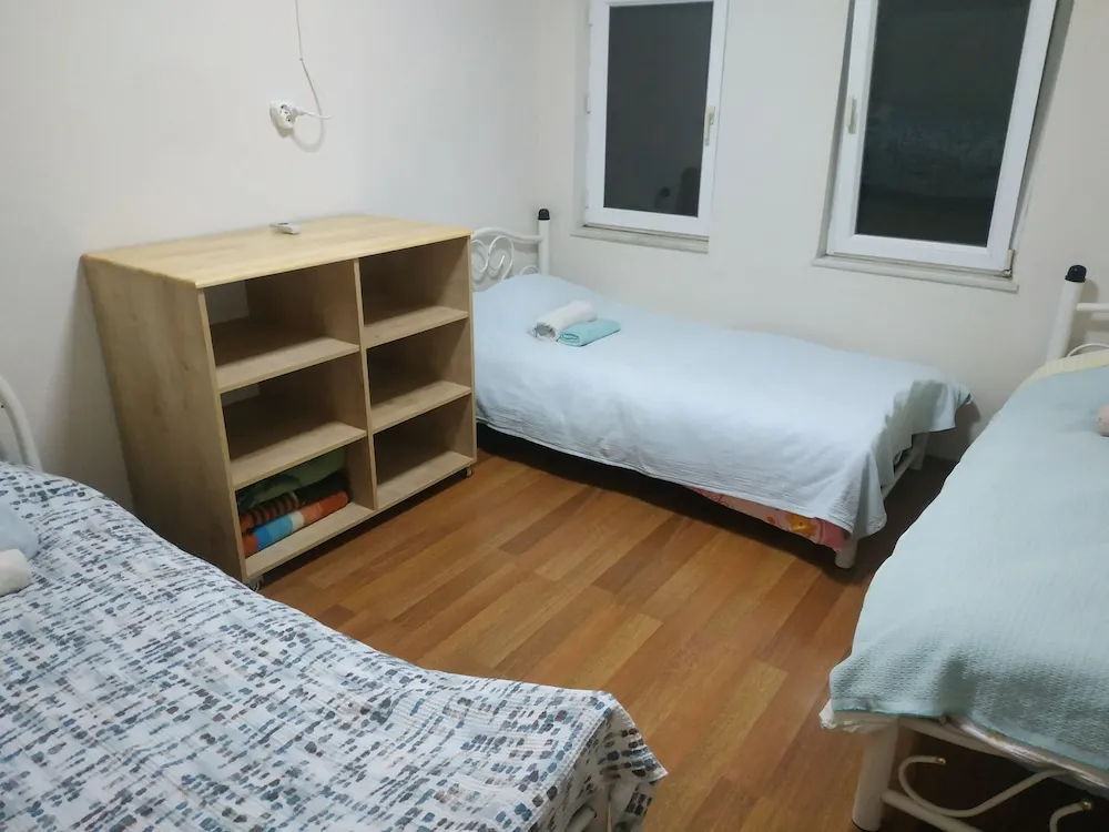 Basic Üç Kişilik Oda, Ortak Banyo