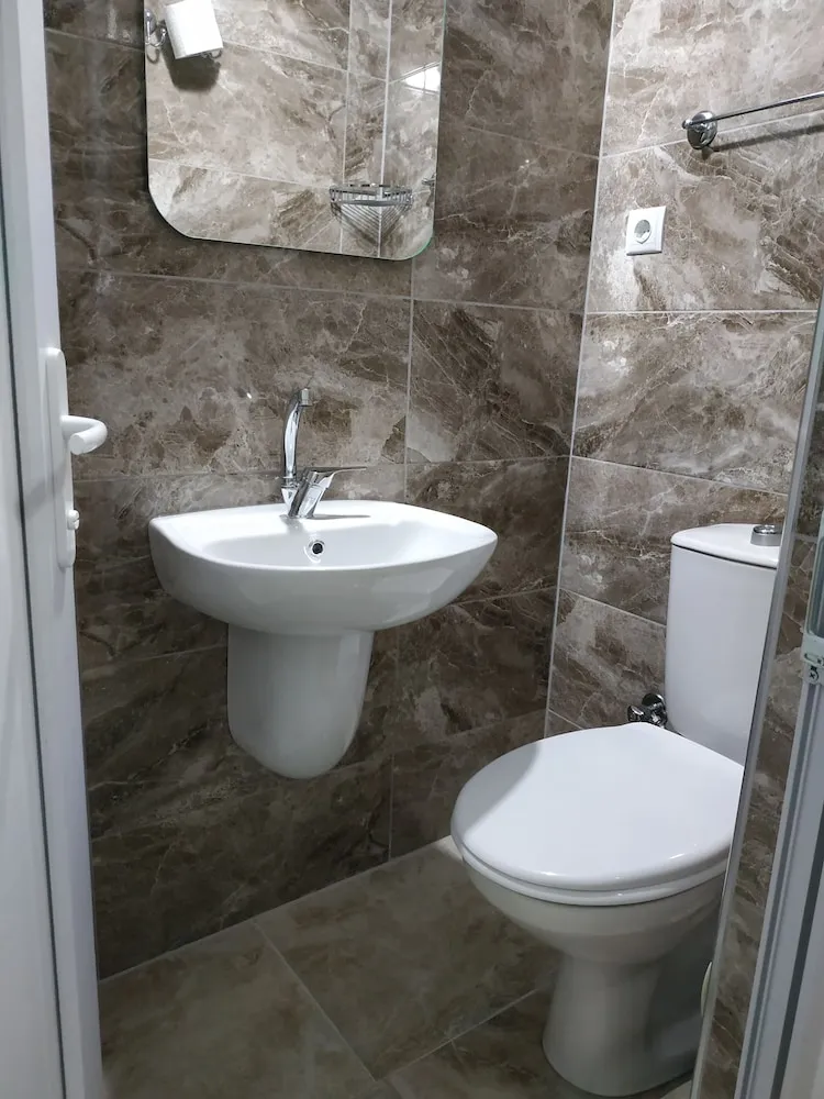 Basic Üç Kişilik Oda, Ortak Banyo