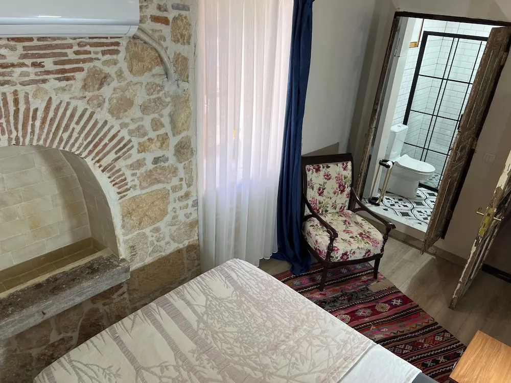 102 Cift Kisilik Bir Yatakli Oda