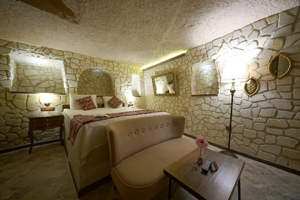 Deluxe Cave Room