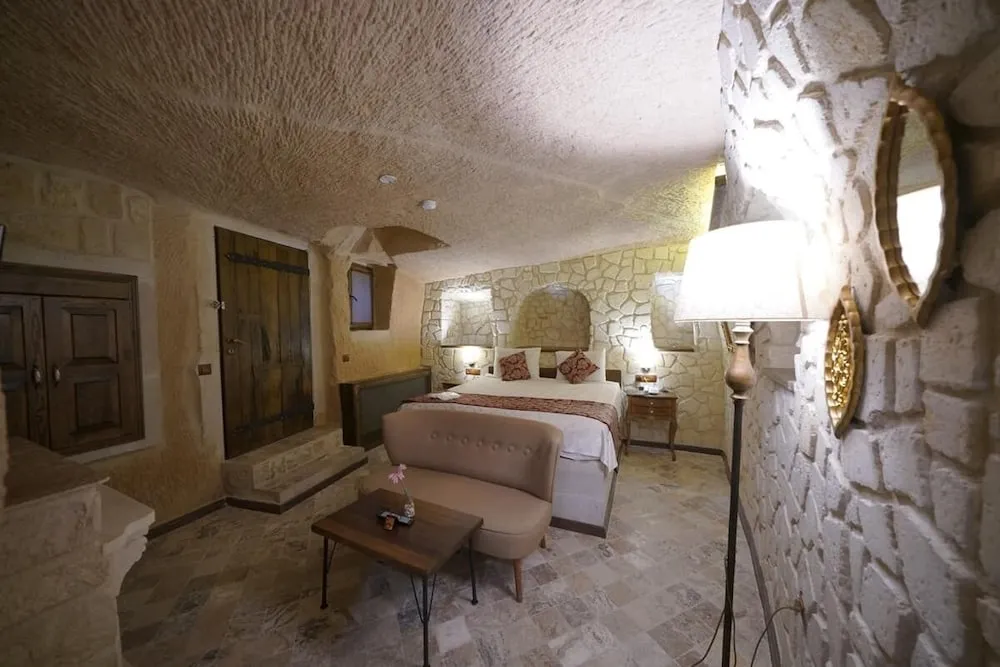 Deluxe Cave Room