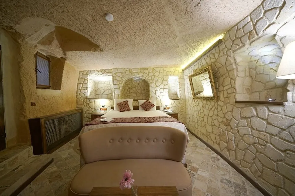 Deluxe Cave Room