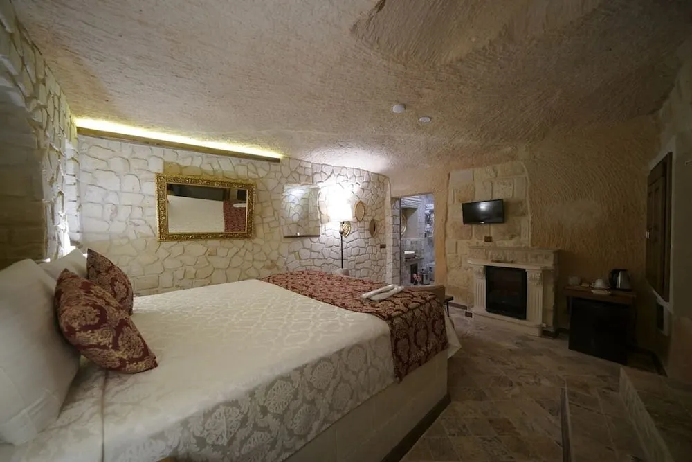 Deluxe Cave Room