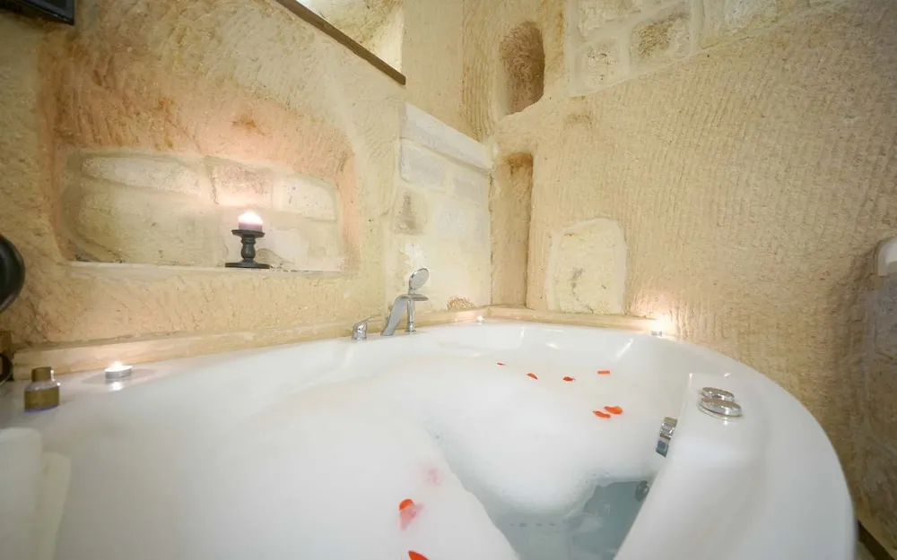 Honeymoon Oda, Sıcak Su Küveti