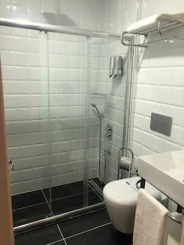 Uzer Otel