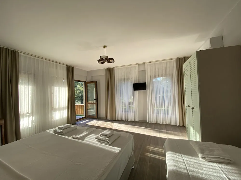 Deluxe Üç Kişilik Oda, Balkon, Bahçe Manzaralı