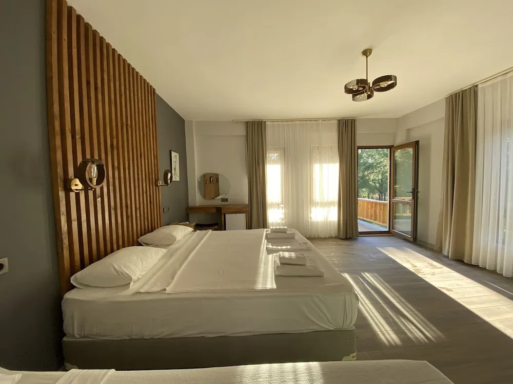 Deluxe Üç Kişilik Oda, Balkon, Bahçe Manzaralı