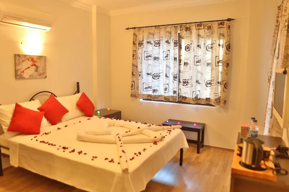 Standard Tek Büyük Yataklı Oda, Havuz Kenarı