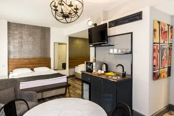 B Guest Hotel