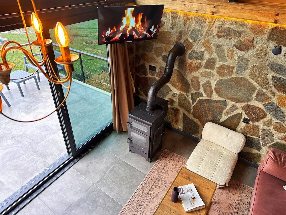 Romantic Kır Evi, Dağ Manzaralı