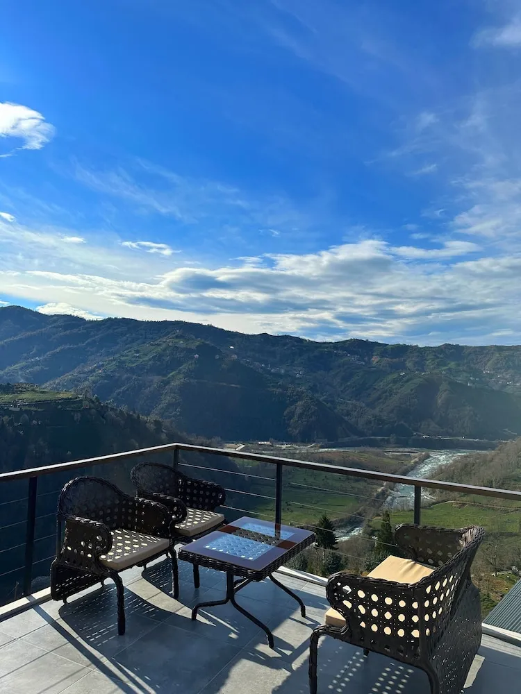 Romantic Kır Evi, Dağ Manzaralı