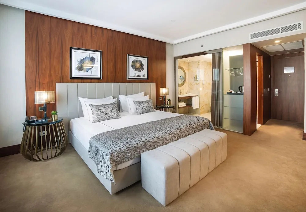 Superior Corner Suite