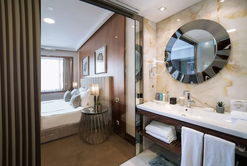 Superior Corner Suite