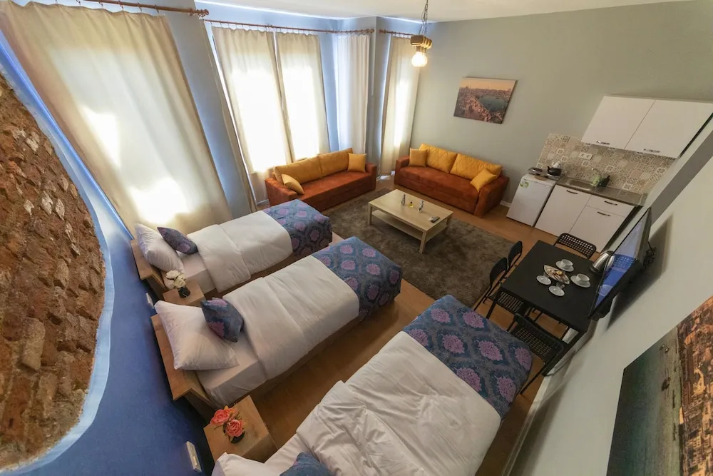 Queen Suite with Partial Sea View