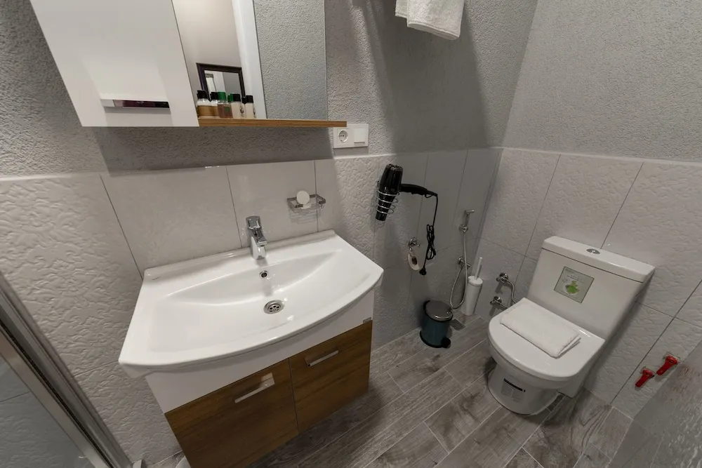 Queen Suite with Partial Sea View