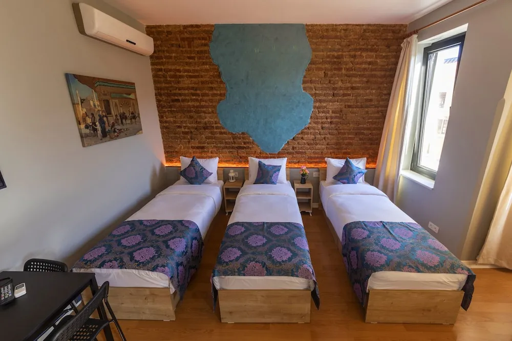 Queen Suite with Partial Sea View