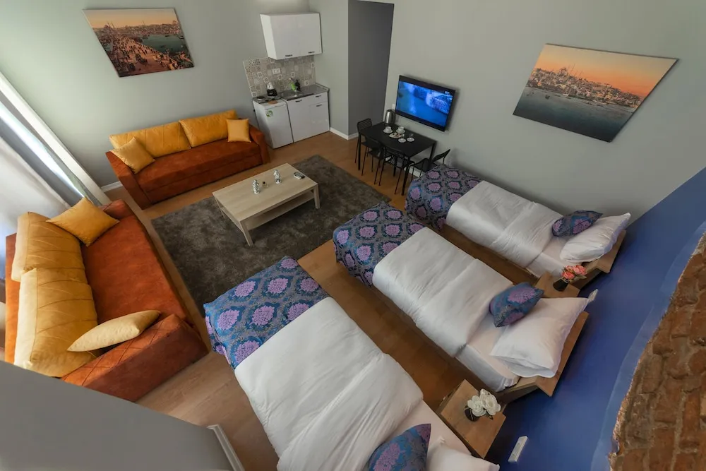 Queen Suite with Partial Sea View