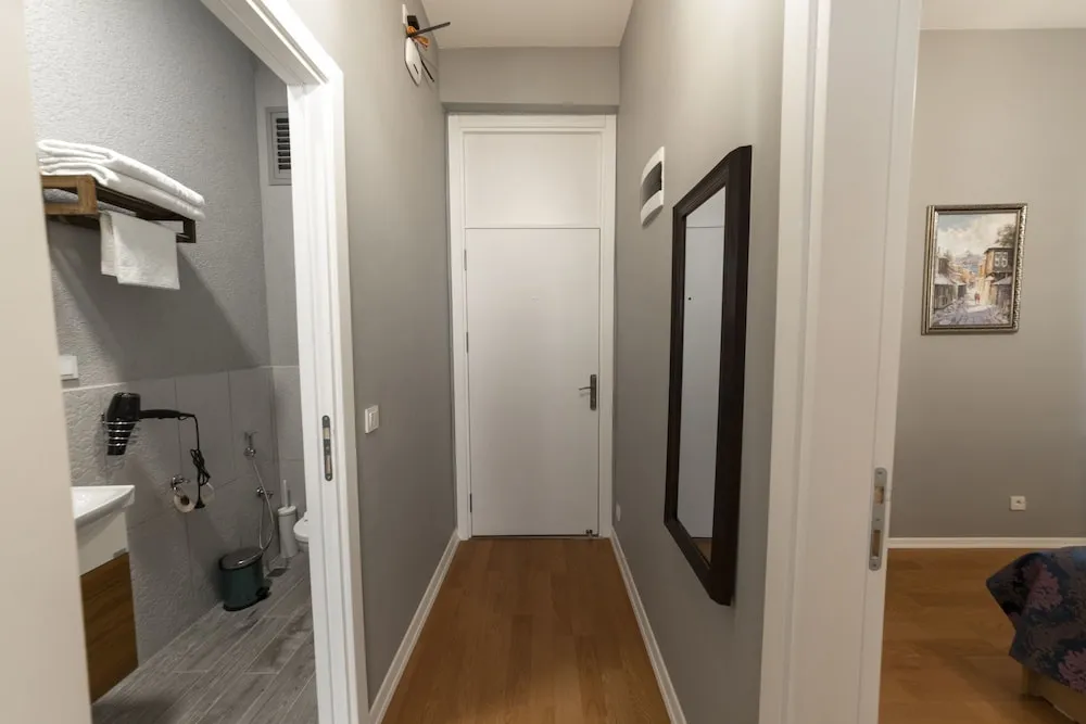 Queen Suite with Partial Sea View