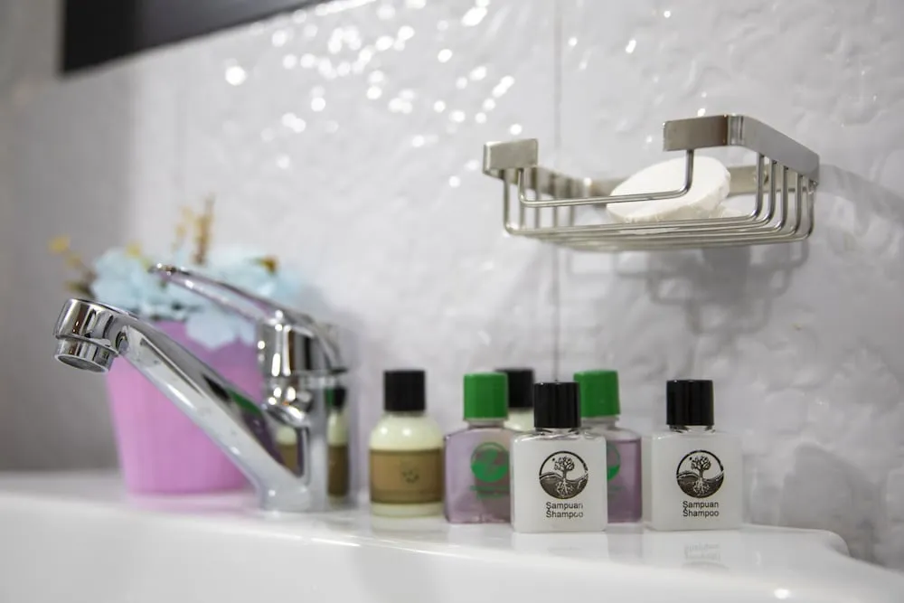 Queen Suite with Partial Sea View