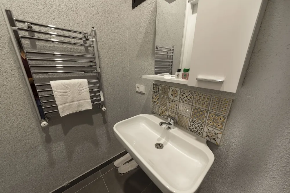 Queen Suite with Partial Sea View