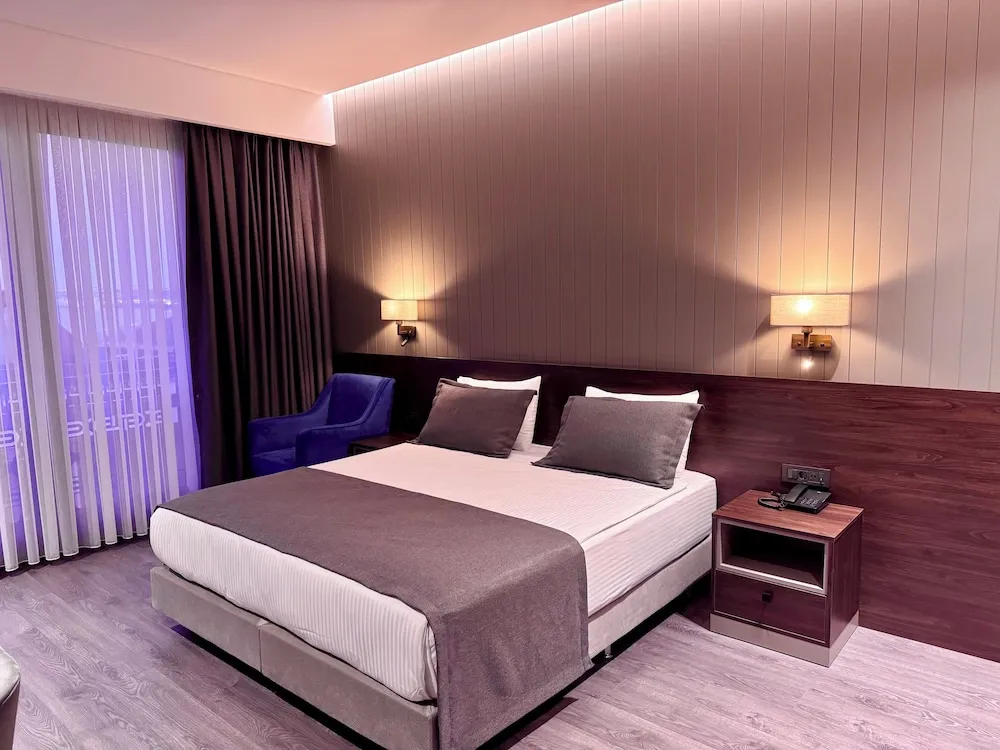 Deluxe Tek Büyük veya İki Ayrı Yataklı Oda, Göl Manzaralı