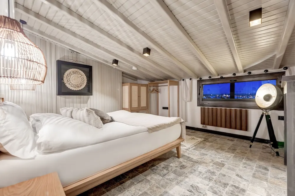 Comfort Oda (Attic)