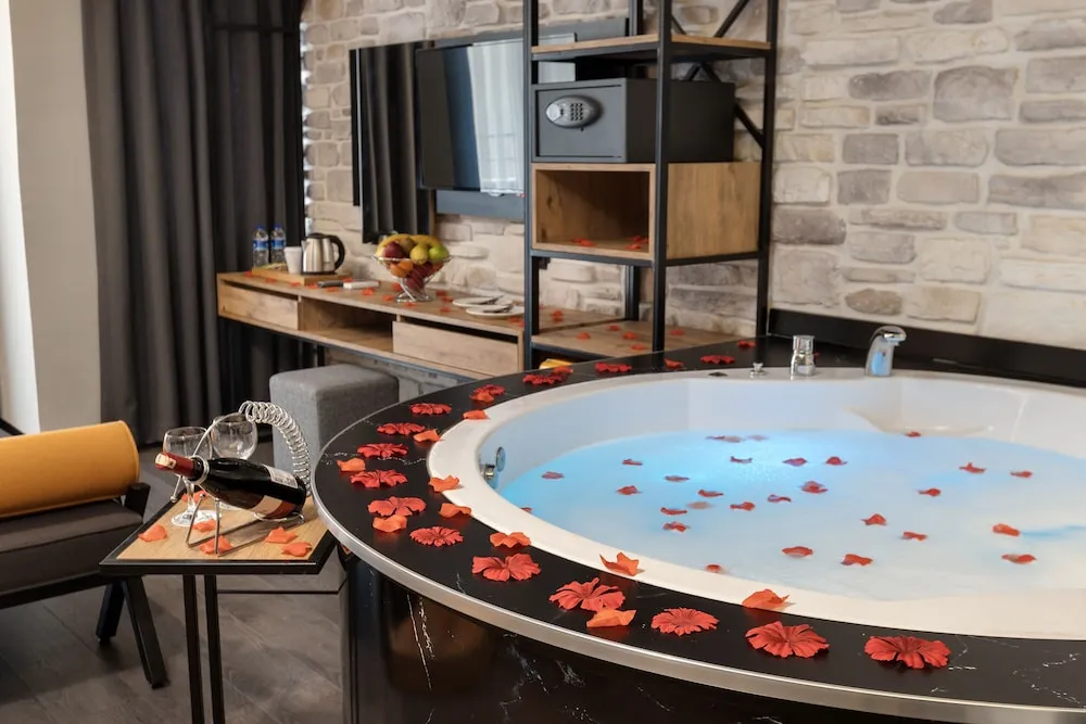 Comfort Süit, 1 Büyük (Queen) Boy Yatak, Sıcak Su Küveti, Kısmi Deniz Manzaralı