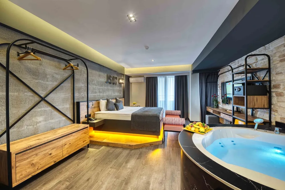 Comfort Süit, 1 Büyük (Queen) Boy Yatak, Sıcak Su Küveti, Kısmi Deniz Manzaralı