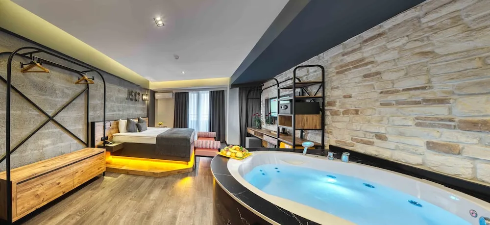 Comfort Süit, 1 Büyük (Queen) Boy Yatak, Sıcak Su Küveti, Kısmi Deniz Manzaralı