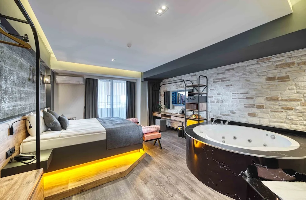 Comfort Süit, 1 Büyük (Queen) Boy Yatak, Sıcak Su Küveti, Kısmi Deniz Manzaralı