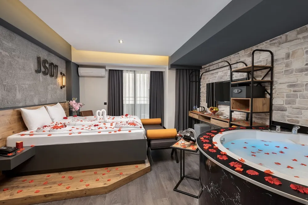 Comfort Süit, 1 Büyük (Queen) Boy Yatak, Sıcak Su Küveti, Kısmi Deniz Manzaralı