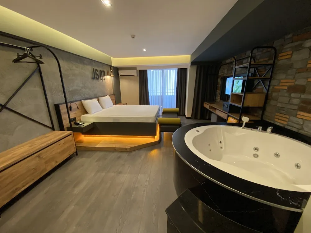 Comfort Süit, 1 Büyük (Queen) Boy Yatak, Sıcak Su Küveti, Kısmi Deniz Manzaralı