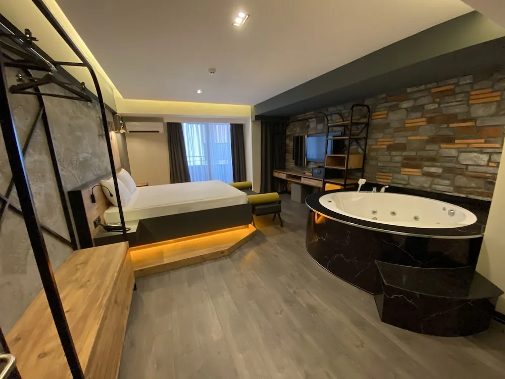 Comfort Süit, 1 Büyük (Queen) Boy Yatak, Sıcak Su Küveti, Kısmi Deniz Manzaralı