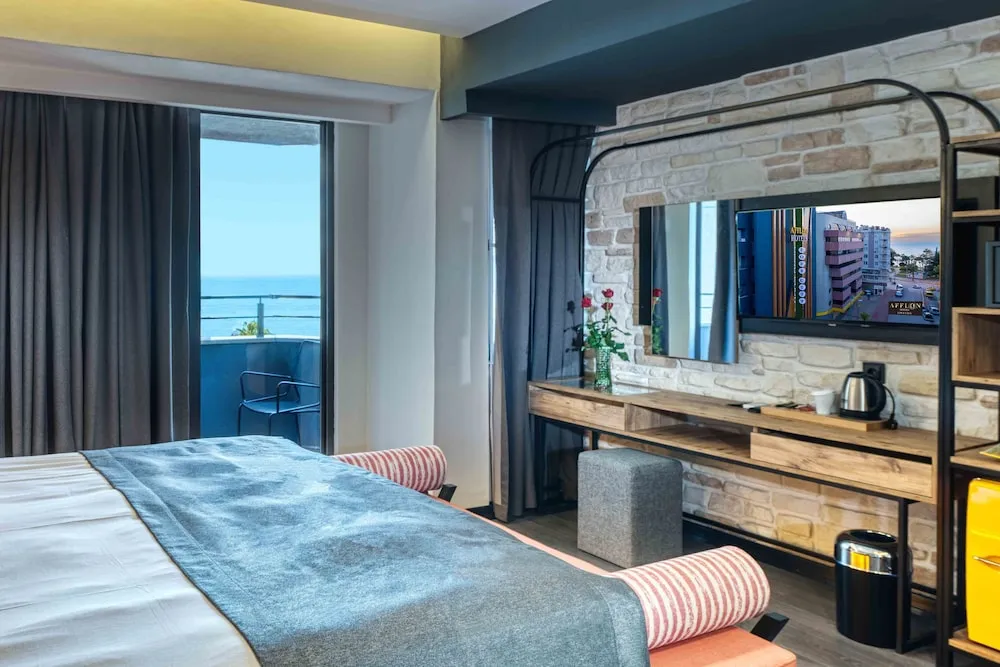 Comfort Süit, 1 Büyük (Queen) Boy Yatak, Sıcak Su Küveti, Kısmi Deniz Manzaralı