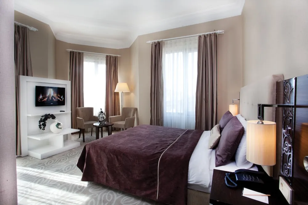 Deluxe Family Room