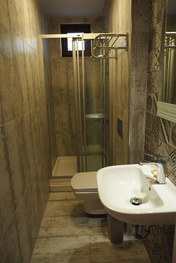 Traditional Tek Büyük Yataklı Oda