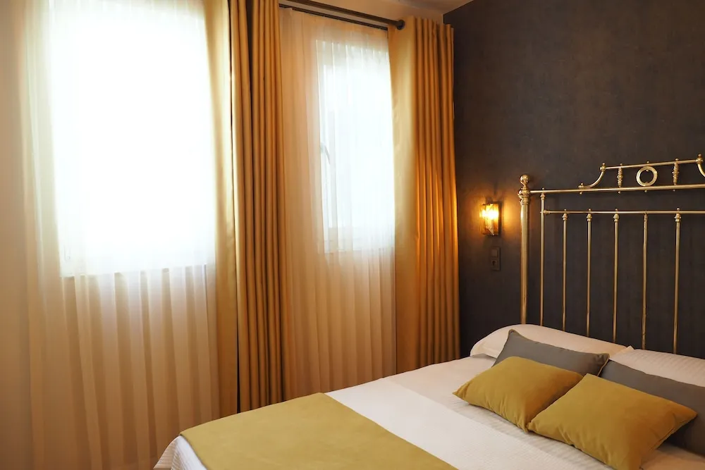 Traditional Tek Büyük Yataklı Oda