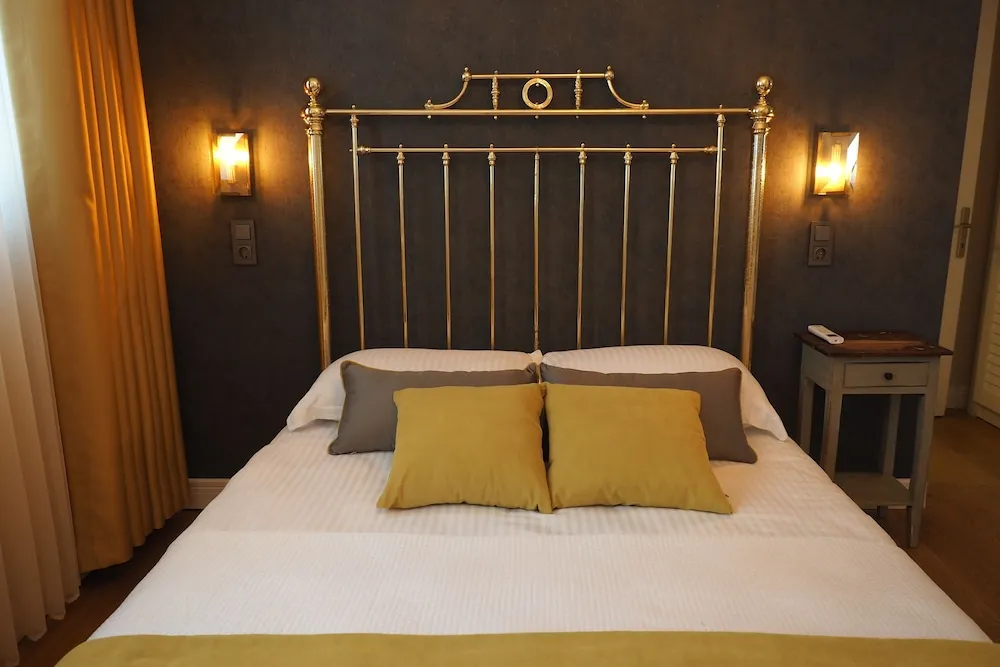 Traditional Tek Büyük Yataklı Oda