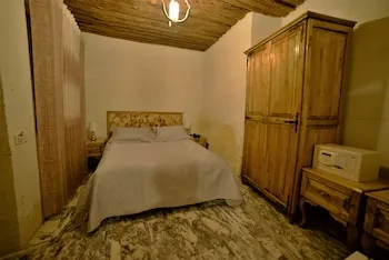 Crassus Cave Hotel