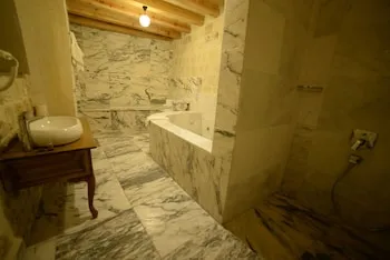 Crassus Cave Hotel