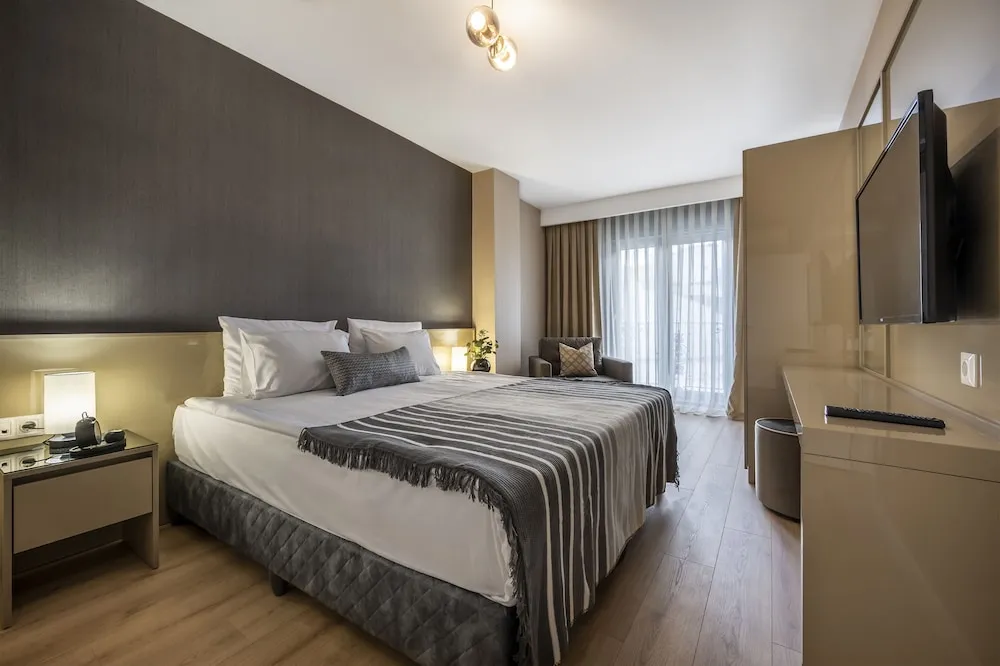 Queen Corner Suite