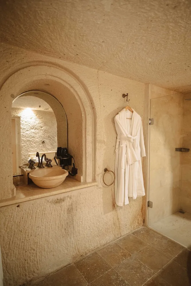 Queen Cave Suite with Stone Bathtub