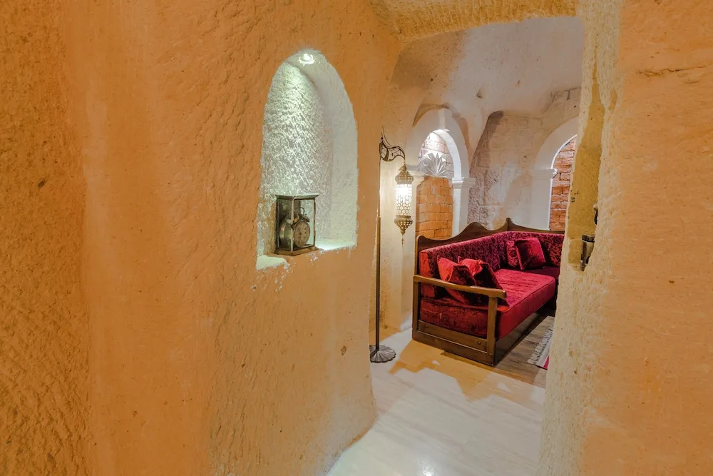 Queen Cave Suite with Stone Bathtub